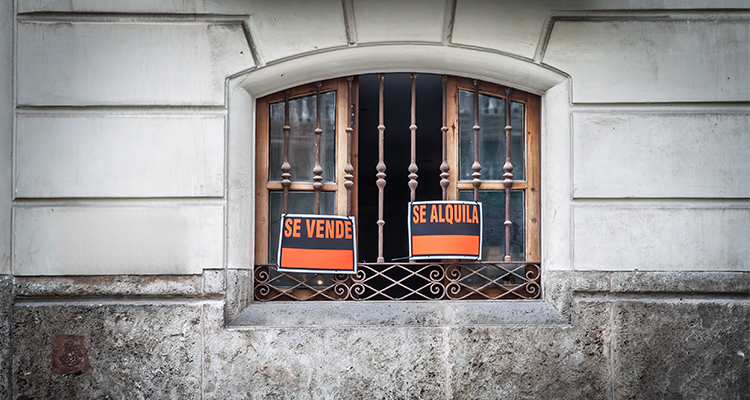 La compraventa de viviendas cae un 10,2% en abril mientras el precio sube un 9,4%