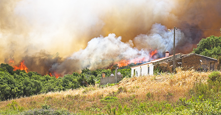 Los colegios de aparejadores y arquitectos técnicos asesorarán gratuitamente a los afectados por los incendios para la reconstrucción de sus viviendas