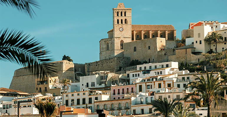 La compraventa de vivienda por extranjeros cae un 4,4% y pierde peso en el mercado residencial