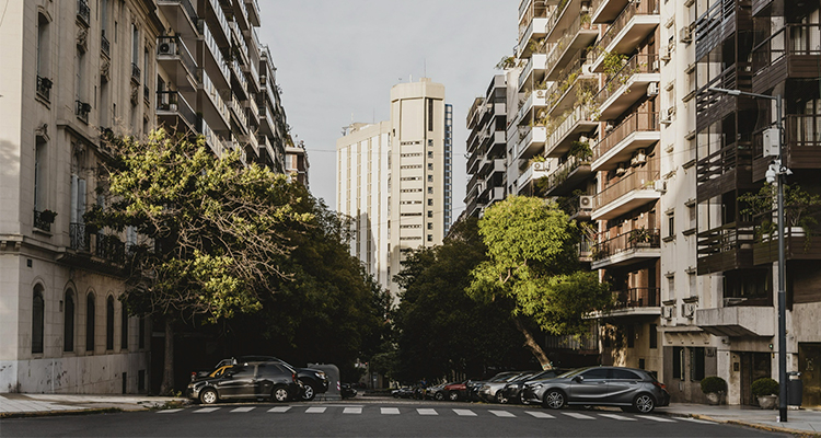 La compraventa de viviendas encadena ocho meses de crecimiento y alcanza su mejor dato en febrero desde 2007