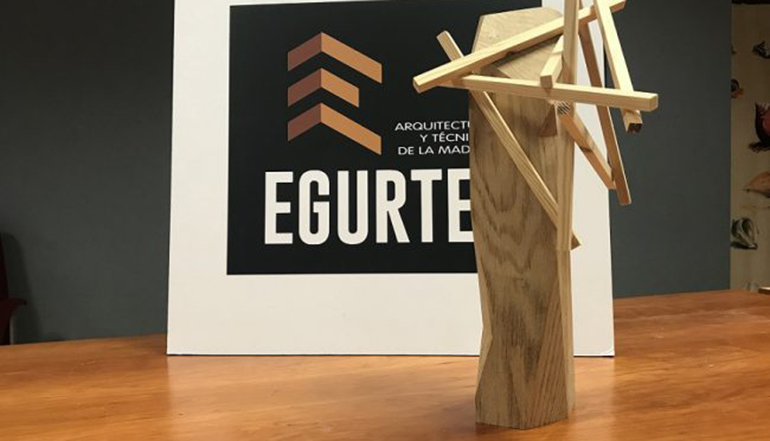 Confeccionado el trofeo de los Premios Egurtek