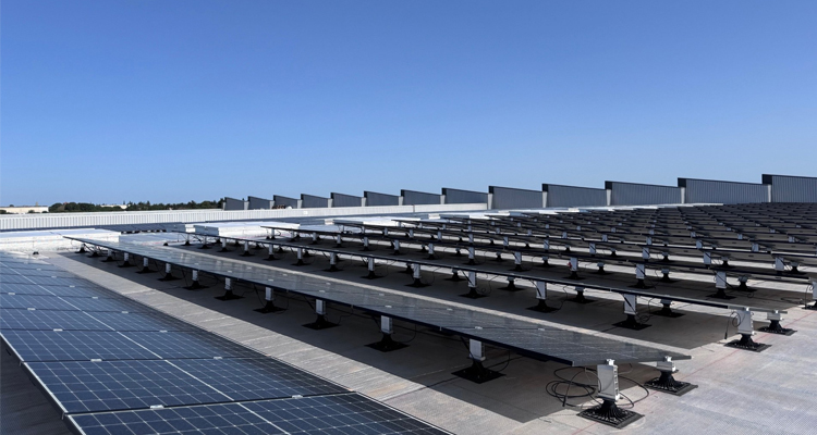 Aifim destaca la impermeabilización como un elemento clave en las cubiertas con instalaciones fotovoltaicas