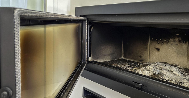 Cómo eliminar el hollín de la chimenea sin dañar el cristal ni los materiales