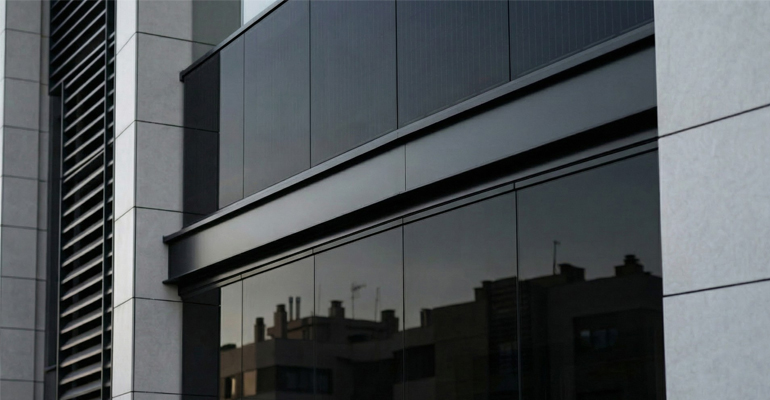 Lumon presenta barandillas fotovoltaicas en Rebuild para generar energía en fachada