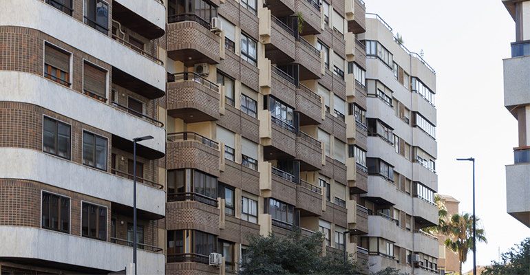 El mercado inmobiliario modera su ritmo en agosto de 2025: menos compraventas y más hipotecas