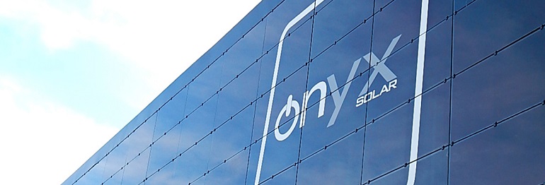 Fachada de la fábrica de Onyx Solar