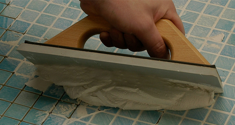 Materiales de rejuntado para baldosas cerámicas: normativa y criterios de selección entre cementosos y resinas reactivas