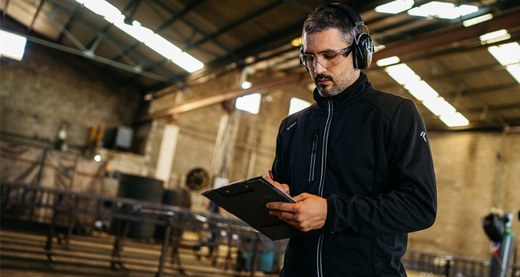 Ropa de trabajo para invierno con tejidos elásticos y materiales reciclados