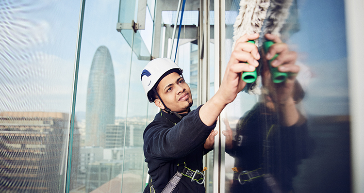 Limpieza de ventanas en altura: técnicas y herramientas