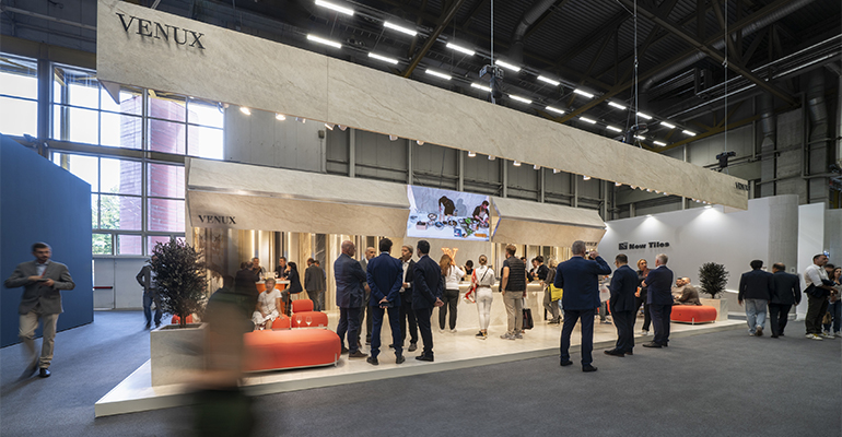 Venux presenta su nueva superficie Taj Mahal en Cersaie 2025 con un espacio inmersivo de diseño y funcionalidad
