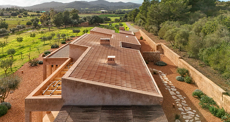La teja cerámica gana cuota de mercado en la obra nueva residencial durante 2025