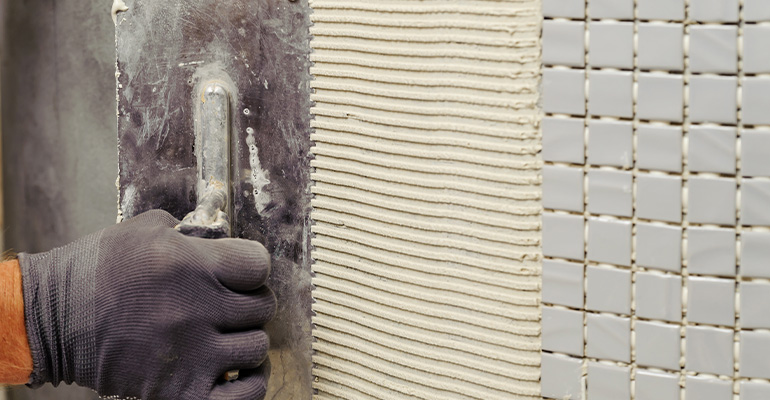 Claves técnicas de colocación y herramientas especializadas de formatos grandes y láminas porcelánicas